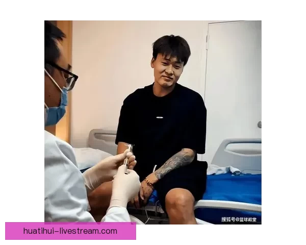 赵睿突破时膝盖受伤痛苦难忍场边紧急处理令人担忧 赵睿突破时膝盖受伤痛苦难忍场边紧急处理令人担忧